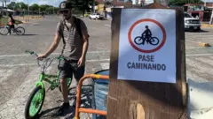 Hombre en bicicleta por Santa Cruz, Bolivia