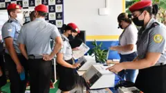 Estudantes e professores em colégio militar