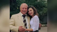 Otac ispod ruševina