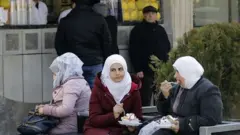 3 نساء