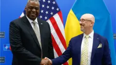 Міністр оборони США Ллойд Дж. Остін та міністр оборони України Олексій Резніков у Брюсселі