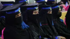 Des étudiants des facultés d'ingénierie et d'informatique assistent à leur cérémonie de remise des diplômes à l'université de Benawa à Kandahar, le 17 mars 2022.