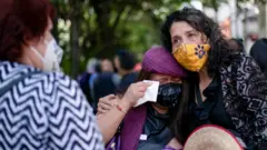 Meksika'nın başkenti Mexico City'de bir protesto düzenleyen kadınlar, "Luz için adalet" yazan pankartlar taşıdı