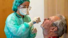 Realización de prueba diagnóstica por coronavirus en Portugal.