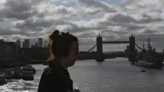 warga melewati Tower Bridge