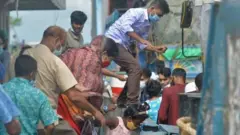 ফেরিতে চড়ে বাড়ি ফিরছেন বহু মানুষ