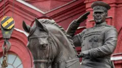 временный памятник Жукову