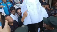 बानेश्वरमा एउटा भवनको नक्सा देखाउँदै बालेन