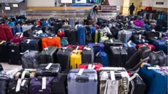 Чемоданы в аэропорту