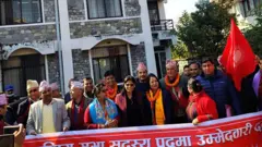 गण्डकी प्रदेशमा उम्मेदवारी दर्ता गर्दै एमाले