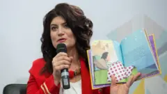 Лариса Денисенко з книжкою "Майя та її мами"