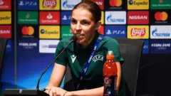 La Française Stéphanie Frappart sera la première femme à arbitrer une finale de Supercoupe d'Europe mansculine.