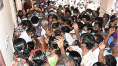 கொரோனா தடுப்பூசிக்காக காத்திருக்கும் மக்கள்