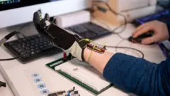 Rowan Armstrong, co-fondateur de BioLiberty, teste le gant à Londres