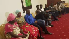 Serikali ya Uganda imewaachia huru raia wengine 13 wa Rwanda waliokuwa wamezuiliwa katika korokoro zake wakituhumiwa kwa makosa mbalimbali.