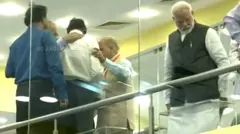 इसरो चीफ़ का मनोबल बढ़ाते अधिकारी
