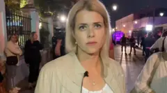 Вероника Цепкало у посольства Беларуси в Москве.