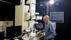 Mateus Borba Cardoso em um dos laboratórios dos CNPEM