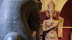 Aquenáton, cujo reinado começou no ano 1353 a.C., resolveu, da noite por dia, obrigar seus súditos a adorarem uma única divindade, o deus-sol.