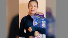 ‘मलाई एक्सन हिरोइन बन्न मन थियो, नाच्न गाउन मन थियो’ भर्खरै अन्तर्राष्ट्रिय प्रतियोगिता जितेकी रेस्लर अश्मिता जुरेलीले बताएकी छन्। एक भिडिओ।