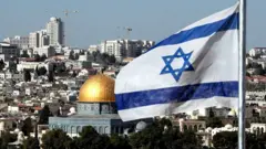 Una bandera israelí ondea en Jersualén.