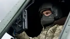 ukrajinski pilot u helikopteru iz sovjetskog doba