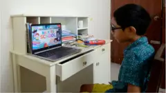 বেশিরভাগ স্কুল অনলাইনে ক্লাস পরিচালনা করছে।