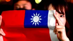 તાઇવાનનો ઝંડો અને મહિલાની તસવીર (ફાઇલ ફોટો)