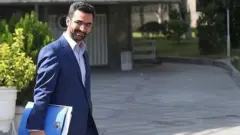 آذری جهرمی گفته که در قطعی اینترنت مسئولیت مستقیم نداشته است اما بیانیه ایالات متحده درباره تحریم وزیر ارتباطات ایران می گویداز زمانی که به مقام وزارت ارتباطات رسیده در مسیر رشد فنی توان سانسور دولت، گام برداشته