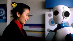 रोबोटसँग कुराकानी गर्दै एक ग्राहक