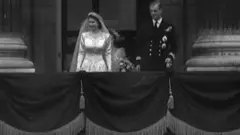 ராணி இரண்டாம் எலிசபெத் இளவரசர் ஃபிலிப்பை கரம் பிடித்த தருணம்