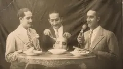 السيد سكاف في أربعة أوضاع مختلفة في الصورة التي التقطت عام 1922