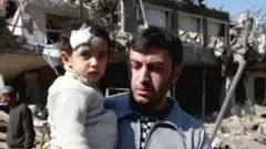 আজারবাইজানের গাঞ্জা শহরে ক্ষেপণাস্ত্র হামলায় ধ্বংস হয়ে যাওয়া একটি অ্যাপার্টমেন্ট ভবন