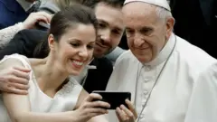 పోప్ ఫ్రాన్సిస్ తో సెల్ఫీ దిగుతున్న జంట. 2017 డిసెంబర్ 6వ తేదీన తీసిన చిత్రం