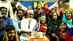 26 கொள்ளுப்பேரன் பேத்திகளோடு தன் 100ஆவது பிறந்த நாளை கொண்டாடிய சய்யது இமாம்