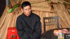 Ông Nguyễn Đình Gia, trú xã Thanh Lộc, huyện Can Lộc nói có con trai Nguyễn Đình Lượng (20 tuổi) tìm đường sang Anh