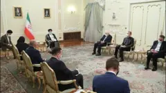 حسین امیرعبدالهیان نفر کنار محمدجواد ظریف در دیدار وزیر خارجه بوسنی با ابراهیم رئیسی رئیس جمهور جدید ایران