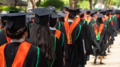 كيف أصبحت الشهادة الجامعية شرطا للتوظيف؟