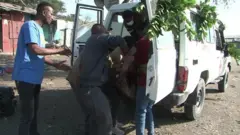 ጉዳት የደረሰባቸው ሰዎች በአምቡላንስ