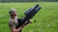 ทหารยูเครนสาธิตการใช้ปืนไรเฟิลยิงทำลายโดรน