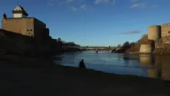 Вид на Нарвский замок и Ивангородскую крепость