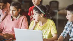 تثقل ديون الجامعات وبطاقات الائتمان وعدم الادخار للتقاعد كاهل كثير من الآباء والأمهات
