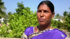 ఆల్చిప్పలతో కళాకృతులు చేస్తున్న మహిళలు