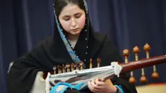 తాలిబాన్ల పాలన అనంతమయిన తర్వాత కళాకారులకు స్వేచ్ఛ లభించింది.