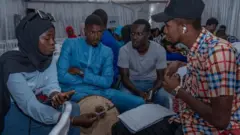 Des jeunes participant à un atelier au premier forum économique de la banlieue "Banlieue Koom La"