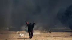 امرأة فلسطينية تشارك في الاحتجاجات قرب حدود غزة مع إسرائيل