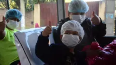 Los niños retornaron a su casa en un pequeño bus tras casi tres semanas de internación.
