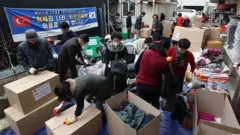 13일 오후 경기도 수원시 장안구에서 아시아문화연구원과 앙카라학원기념사업회 직원 등 봉사자들이 튀르키예 지진현장으로 보낼 구호물품을 분류하고 있다