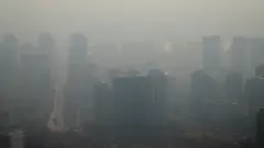 초미세먼지 농도가 '나쁨' 수준을 보이는 지난해 10월 27일 서울 남산타워에서 바라본 도심이 미세먼지로 뿌옇다