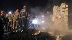 امدادگران در صحنه تخریب در گنجه آذربایجان
